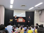 大型紙芝居「たべられたやまんば」では、笑い声が！（なかがわ図書館　子ども読書の日記念「親子で楽しむ絵本の世界」をおこないました）