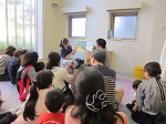 「The three billy goats Gruff（三びきのやぎのがらがらどん）」の読み聞かせ。（なかがわ図書館　「外国語で楽しむ絵本の会＠中川図書館」をおこないました）