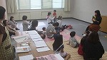 おはなし会のようすです。（めいとう図書館　「秋のいもほりおはなし会」をおこないました）