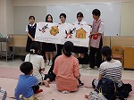 「三びきの子ぶた」を読み聞かせてくれる2年生（くすのき図書館　「英語でおはなし会」をおこないました）