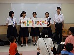 「はらぺこあおむし」を読み聞かせてくれる1年生（くすのき図書館　「英語でおはなし会」をおこないました）