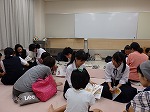 それぞれのお子さんに絵本を読み聞かせる生徒さん（くすのき図書館　「英語でおはなし会」をおこないました）