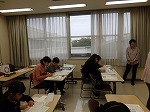 点字でメッセージを夢中になってつくっています。（くすのき図書館　「親子で点字体験教室」をおこないました）