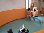 なにをよんでくれるのかな？（とみだ図書館　「なごやっ子読書月間記念おはなし会」をおこないました）