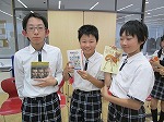 どの本も面白そうです。（しだみ図書館　「名進研小学校でビブリオバトル」をおこないました）