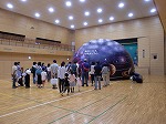 ドームのなかはくらーいです。ころばないようにね！（とくしげ図書館　「プラネタリウム　星空のたくはいびん」をおこないました）