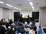 90人をこえる参加者でした。にゅうようじ向けの部。（なかがわ図書館　冬のおたのしみ会）