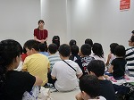 ストーリーテリングをしんけんにきいています。（とくしげ図書館　小学生のためのおはなし会）