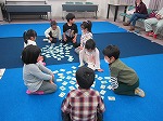 ようじの部。いよいよカルタが始まります、ドキドキ。（なかがわ図書館　冬のカルタ会）