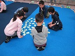 小学生の部。真剣勝負です。何枚とれるかな。（なかがわ図書館　冬のカルタ会）