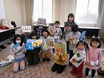 みんなで記念さつえい。この本取ったよ！（なんよう図書館　えほんでカルタとり　小学生の部）