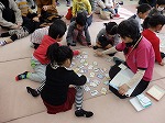 みんな、しんけん！つぎによむのはどれかな？（くすのき図書館　カルタ大会）