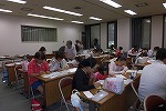 みんないっしょうけんめい点字をうっています。（つるまちゅうおう図書館　夏休み親子点字体験教室）