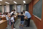 点字が正しくうてたか、かくにんしてもらいます。（つるまちゅうおう図書館　夏休み親子点字体験教室）