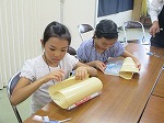 カウンター体験や、難しい本のカバーかけにも挑戦！（ちくさ図書館　子ども司書～図書館のお仕事を体験して自由研究にしよう～）