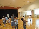 ひろ～い講堂で親子で競争！遠くまで飛んでいけ～！（やまだ図書館　夏休み親子自由研究工作教室「作って遊ぼう紙工作」）