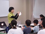 作り方のせつめい。「こうやって折って...」（なんよう図書館　藤前干潟ワークショップ「藤前干潟の渡り鳥カモ・シギのパタパタ鳥をつくろう！」）