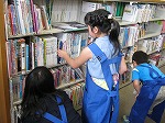 まちがえずに本を元のばしょへ返せるかな？（とみだ図書館　夏休みの思い出に図書館の仕事を体験してみよう！）