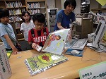 カウンターで貸出や返却。ちょっとドキドキ...。（あつた図書館　「なごやっ子読書ノートでカウンター体験」）