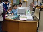 きんちょうのお仕事中。（みなみ図書館　「なごやっ子読書ノートでカウンター体験」）