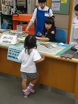 おうちの人も借りにきてくれました。（みなみ図書館　「なごやっ子読書ノートでカウンター体験」）