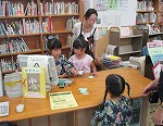 ドキドキのカウンター体験（やまだ図書館　「なごやっ子読書ノートでカウンター体験」）