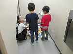 返却ポストの裏側探検。（やまだ図書館　「なごやっ子読書ノートでカウンター体験」）