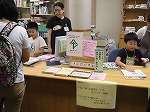 本がたくさんあっても、あわてず、しんちょうに。（なんよう図書館　「なごやっ子読書ノートでカウンター体験」）