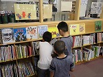 ここだよ。おさえてて。なかよく本をかたづけます。（なんよう図書館　「なごやっ子読書ノートでカウンター体験」）