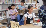 ドキドキのカウンター。でばんまちもソワソワ。（とくしげ図書館　「なごやっ子読書ノートでカウンター体験」）