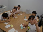 おみやげのミニ本をつくっています。（とくしげ図書館　「なごやっ子読書ノートでカウンター体験」）