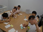 おみやげのミニ本をつくっています。（とくしげ図書館　「なごやっ子読書ノートでカウンター体験」）