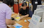 貸出手続きができました。あいさつもばっちり！（きた図書館　「なごやっ子読書ノートでカウンター体験」）