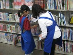 図書館の人といっしょに、本をさがしたよ。（とみだ図書館　「なごやっ子読書ノートでカウンター体験」）