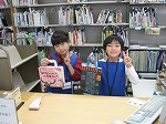 さいごにきねんさつえい！（とみだ図書館　「なごやっ子読書ノートでカウンター体験」）