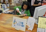 バーコードのよみとりもじょうずにできました。（きた図書館　「なごやっ子読書ノートでカウンター体験」）