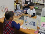 今日は10さつかしだしの日。本がおおくてたいへん！（きた図書館　「なごやっ子読書ノートでカウンター体験」）