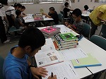 百科事典を使って、どんどん調べていきます。（あつた図書館　「百科事典で名たんてい！」）