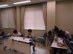 しらべたら、自分のことばでまとめるんだって。（なんよう図書館　「百科事典で名たんてい！」）