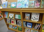 展示の様子（みなみ図書館　「あめ・雨」）