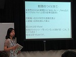 新聞の作り方を聞く様子（ひがし図書館　わくわく体験講座「自分で新聞を作ってみよう！」