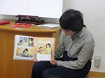 読み聞かせの様子（ひがし図書館「おはなし会と絵本の表紙のバッグ作り」）