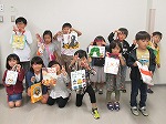 完成したバッグを持っての記念撮影（ひがし図書館「おはなし会と絵本の表紙のバッグ作り」）