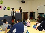 みんなお話にききいっています（きた図書館　「子ども読書の日きねんおはなし会」をおこないました）