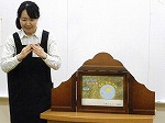 手話で紙芝居をする様子（瑞穂図書館　「手話で楽しくおはなし会」）