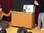 おはなし会の様子（もりやま図書館　「えいごでたのしむおはなし会」）