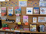 展示の様子（みどり図書館　「なつやすみしゅくだいおうえんコーナー」）