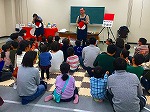 仮説実験が始まる前の様子（めいとう図書館「親子孫で楽しい大道仮設実験どっか～ん講座」）