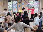 みんなで、ぺんぎんたいそう。（なんよう図書館　「しゃぼんだま春のウキウキおはなし会」をおこないました）