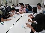 作成中の様子（しだみ図書館　「はじめてみよう！フラワーアレンジメント～ハーバリウムにチャレンジ」をおこないました）